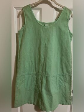 Preowned Cotton Connection spring green tank jumper. Size M